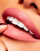 MAC Cosmetics Powder Kiss Velvet Blur Slim Stick matná hydratační rtěnka odstín Peppery Pink 2 g