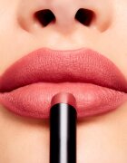 MAC Cosmetics Powder Kiss Velvet Blur Slim Stick matná hydratační rtěnka odstín Peppery Pink 2 g