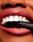 MAC Cosmetics Powder Kiss Velvet Blur Slim Stick matná hydratační rtěnka odstín Peppery Pink 2 g