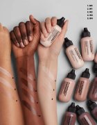 MAC Cosmetics Studio Radiance Face and Body Radiant Sheer Foundation lehký make-up na obličej a tělo odstín W2 50 ml