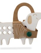 Milin Small Wooden Lacing Toy Daschund aktivity hračka 8 cm x 13 cm x 07 cm 1 ks