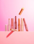 MUA Makeup Academy Hydra Juice Peptide Shimmer Lip Stylo třpytivá rtěnka s vyživujícím účinkem odstín Raspberry Jam 1.5 g