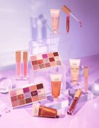 MUA Makeup Academy Virtual Glow vyživující lesk na rty pro třpytivý lesk odstín Metaversal Coral 6.5 ml