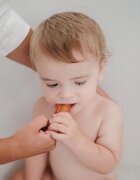 Mushie Finger Toothbrush dětský zubní kartáček na prst Clay/Shifting Sand 2 ks