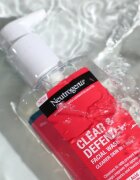 Neutrogena Clear & Defend+ čistící gel proti pupínkům 200 ml