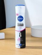 Nivea Black & White Invisible Clear antiperspirant ve spreji výhodné balení