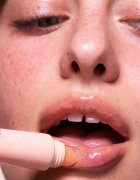 OLEHENRIKSEN Pout Preserve Peptide Lip Treatment hydratační lesk na rty odstín Peach Glaze 12 ml