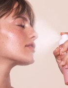 OLEHENRIKSEN Truth Peach Glaze Glow Mist pleťová mlha s vitaminem C 80 ml