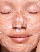 OLEHENRIKSEN Truth Peach Glaze Glow Niacinamide Cleanser čisticí pěnivý gel pro rozjasnění a hydrataci 150 ml