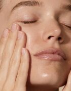 Omorovicza Queen Essence hydratační esence s kyselinou hyaluronovou 100 ml