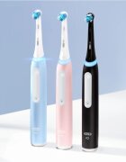 Oral-B iO White Clean elektrický zubní kartáček s pouzdrem na nabíječku Matte Black 1 ks