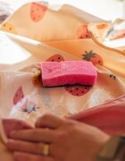 Petite&Mars Ben bryndák s dlouhými rukávy 2 y+ Beige Strawberries 1 ks