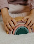 Petite&Mars Rainbow 12m+ aktivity hračka Intense Ochre 1 ks