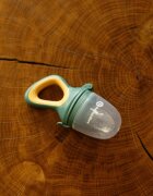 Petite&Mars Silicone Food Feeder 6m+ krmící kousátko Green&Ochre 1 ks