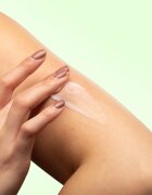 Q+A AHA Exfoliator obnovující tělové mléko s exfoliačním účinkem vůně Golden Vanilla + Coconut 250 ml