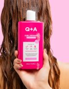 Q+A Curl Defining hydratační šampon pro definici vln 250 ml