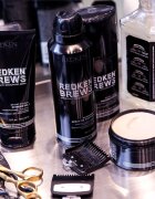 Redken Brews vlasová pomáda pro přirozený vzhled s jílem 100 ml