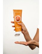 Revuele Nutty Caramel Snug Fragranced Nourishing Body Cream vyživující tělový krém pro ženy 250 ml