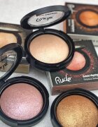 Rude Cosmetics Baked Highlighter kompaktní pudrový rozjasňovač odstín Flirtatious Behaviour 7 g