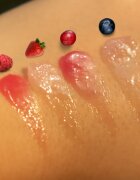 Rude Cosmetics Berry Juicy hydratační balzám na rty odstín Cranberry 10 ml