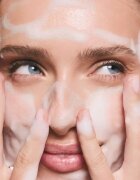SUNEWMED+ Active Foaming Cleanser Face and Eye Makeup Removal čisticí a odličovací pěna s vitaminem C 200 ml