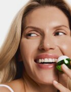 SUNEWMED+ Pear Kiss Moisturizing Lip Balm hydratační balzám na rty s bambuckým máslem 13 g