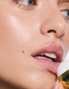 SUNEWMED+ Vanilla Gold Kiss Moisturizing Lip Balm hydratační balzám na rty s bambuckým máslem 13 g