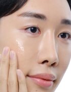 The Ordinary Alpha Arbutin 2% + HA rozjasňující pleťové sérum s kyselinou hyaluronovou 30 ml