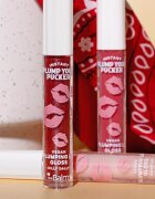theBalm Plump Your Pucker Lip Gloss lesk na rty pro větší objem odstín Rodeo Show 2.7 ml