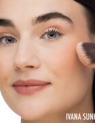 theBalm Swinging Singles Blush kompaktní tvářenka odstín Ivana Sunkiss 5.5 g