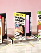 theBalm Swinging Singles Blush kompaktní tvářenka odstín Ivana Sunkiss 5.5 g