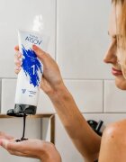Tomas Arsov Sapphire Blonde Shampoo šampon neutralizující žluté tóny pro zesvětlené melírované studené blond vlasy 250 ml