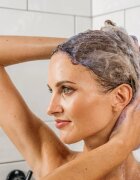 Tomas Arsov Sapphire Blonde Shampoo šampon neutralizující žluté tóny pro zesvětlené melírované studené blond vlasy 250 ml