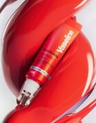 Vaseline Gluta-Hya Lip Serum hydratační balzám na rty SPF 15 odstín Cherry Crush 10 ml