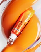 Vaseline Gluta-Hya Lip Serum hydratační balzám na rty SPF 15 odstín Juicy Peach 10 ml