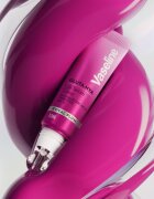 Vaseline Gluta-Hya Lip Serum hydratační balzám na rty SPF 15 odstín Royal Plum 10 ml