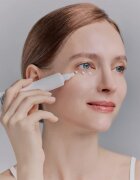 WHAMISA Organic Flowers Eye Essence rozjasňující oční sérum s protivráskovým účinkem 30 ml