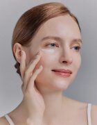 WHAMISA Organic Flowers Eye Essence rozjasňující oční sérum s protivráskovým účinkem 30 ml
