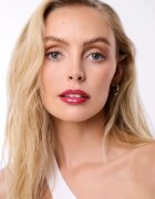 WONDERSKIN Wonder Blading Top Gloss lesk na rty se třpytkami odstín Red Glitter 4 ml