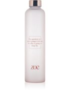 ZOE Quote Glass Bottle skleněná láhev na vodu barva Pink 1 ks