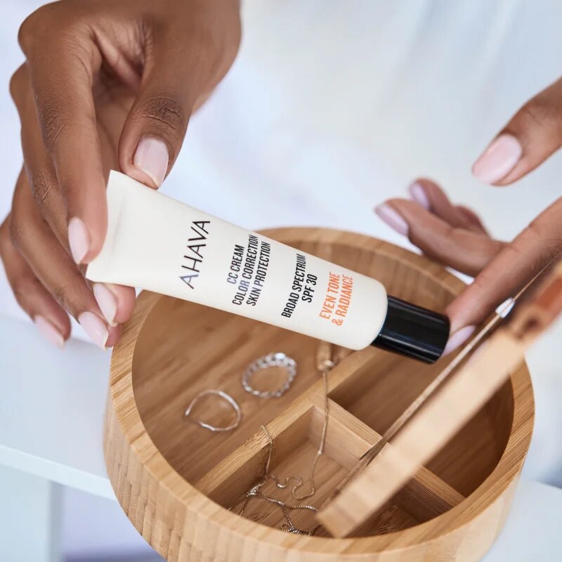 AHAVA CC Cream Color Correction CC krém pro sjednocení barevného tónu pleti SPF 30 30 ml