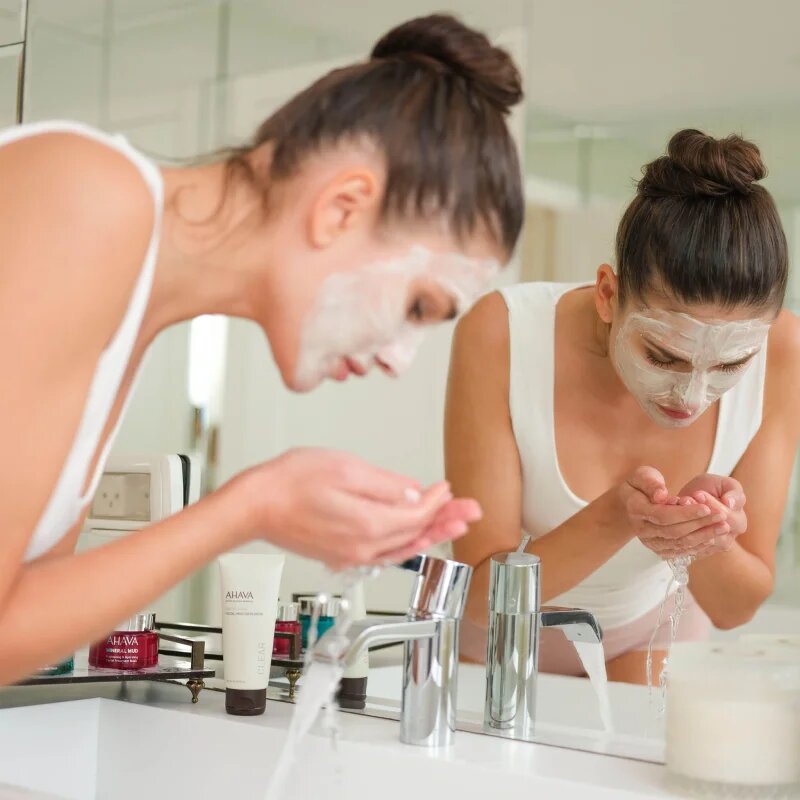 AHAVA Time To Clear bahenní peeling na obličej 100 ml