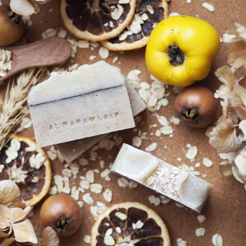 Almara Soap Natural Ovesný Koláč ručně vyráběné mýdlo pro citlivou pokožku 90 g