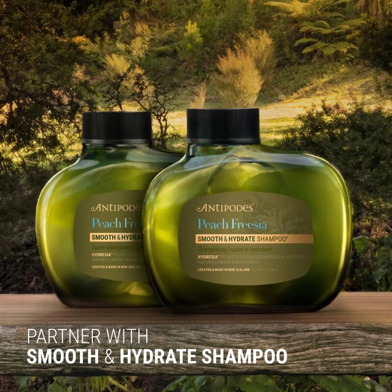 Antipodes Peach Freesia Smooth & Hydrate hydratační kondicionér pro uhlazení a výživu suchých a nepoddajných vlasů 340 ml