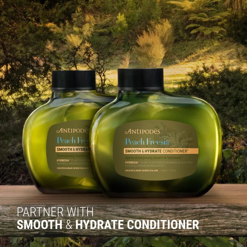 Antipodes Peach Freesia Smooth & Hydrate hydratační šampon pro uhlazení a výživu suchých a nepoddajných vlasů 340 ml
