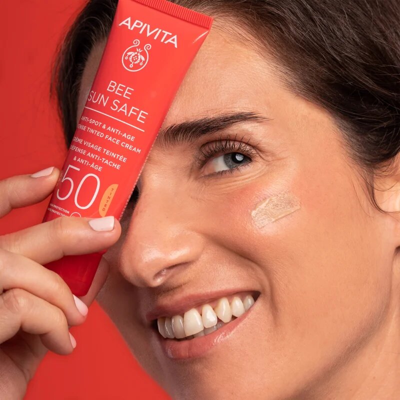 Apivita Bee Sun Safe Anti-Spot and Anti-Age Tinted Face Cream SPF50 ochranný tónovací krém na obličej SPF 50 odstín Tinted 50 ml