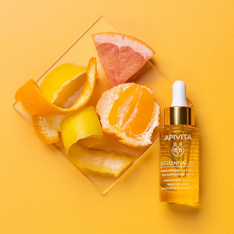 Apivita Beessential Oils Strengthening & Hydrating Day Oil rozjasňující denní olej pro intenzivní hydrataci pleti 15 ml