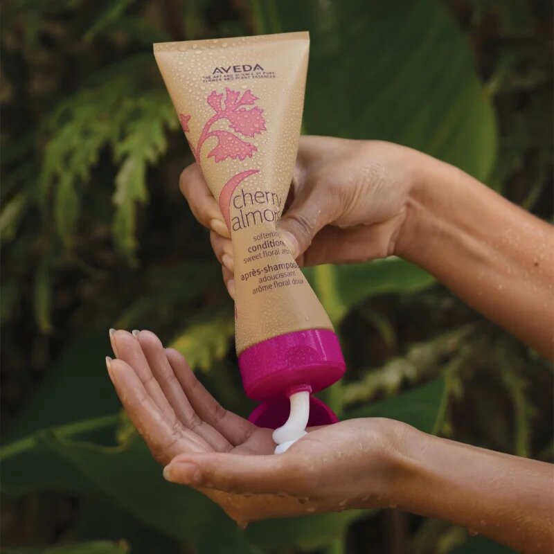 Aveda Cherry Almond Softening Conditioner hloubkově vyživující kondicionér pro lesk a hebkost vlasů 1000 ml