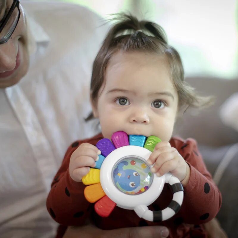 Baby Einstein Outstanding Opus Rattle & Teether Sensory Toy kousátko s chrastítkem 1 ks