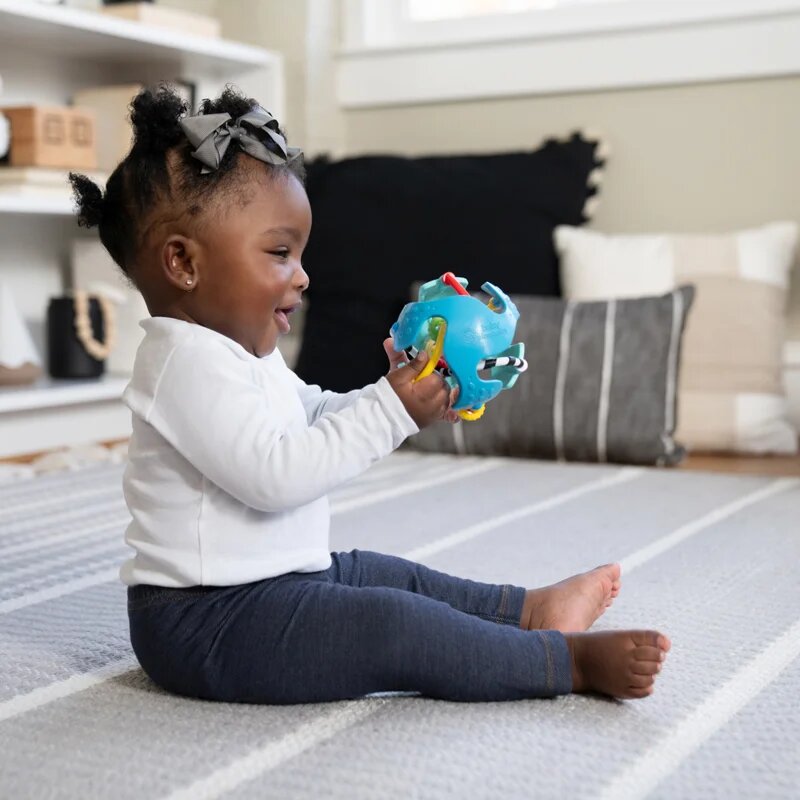 Baby Einstein Rattle & Sense™ senzorický míček s kousátkem 3m+ 1 ks